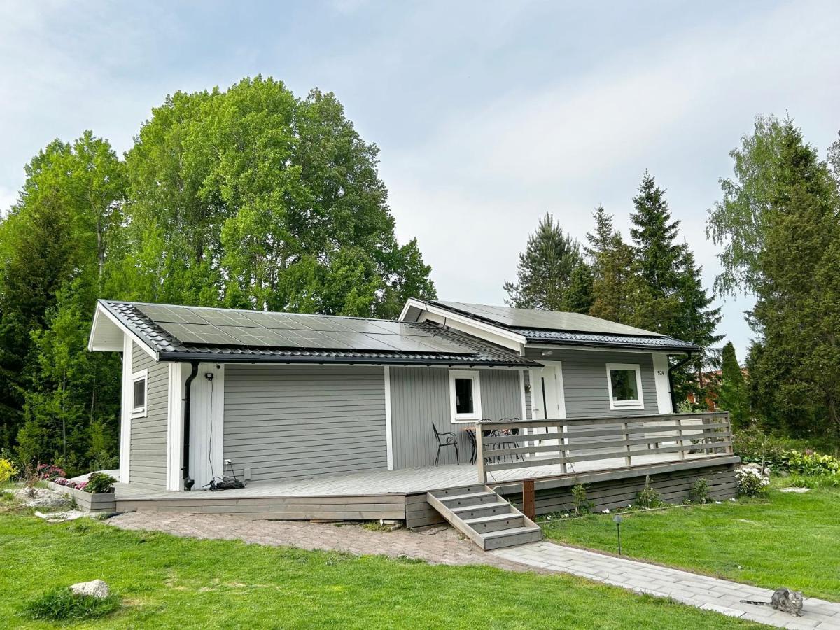 Lilla Huset Bed & Breakfast - Countryside Guesthouse, Free Parking Эребру Экстерьер фото