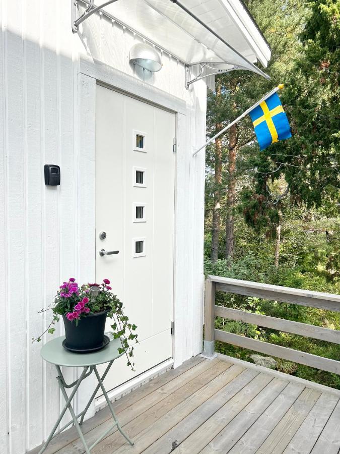 Lilla Huset Bed & Breakfast - Countryside Guesthouse, Free Parking Эребру Экстерьер фото