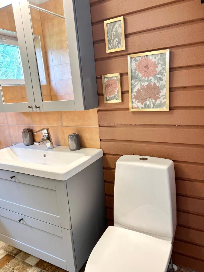 Lilla Huset Bed & Breakfast - Countryside Guesthouse, Free Parking Эребру Экстерьер фото