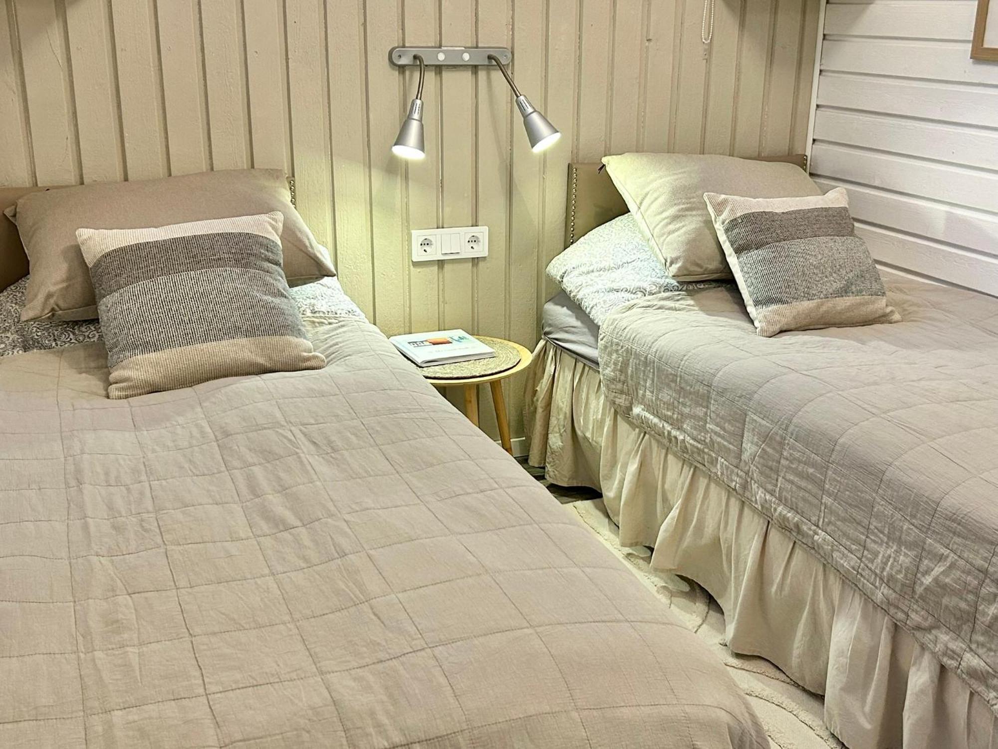 Lilla Huset Bed & Breakfast - Countryside Guesthouse, Free Parking Эребру Экстерьер фото