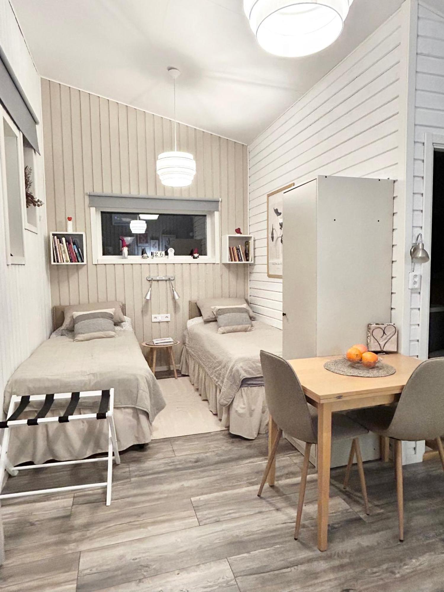 Lilla Huset Bed & Breakfast - Countryside Guesthouse, Free Parking Эребру Экстерьер фото