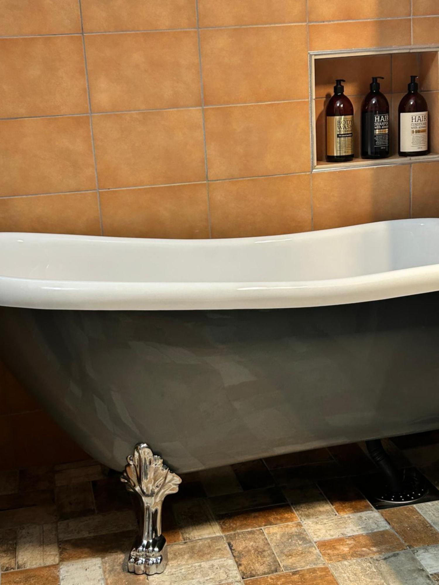 Lilla Huset Bed & Breakfast - Countryside Guesthouse, Free Parking Эребру Экстерьер фото