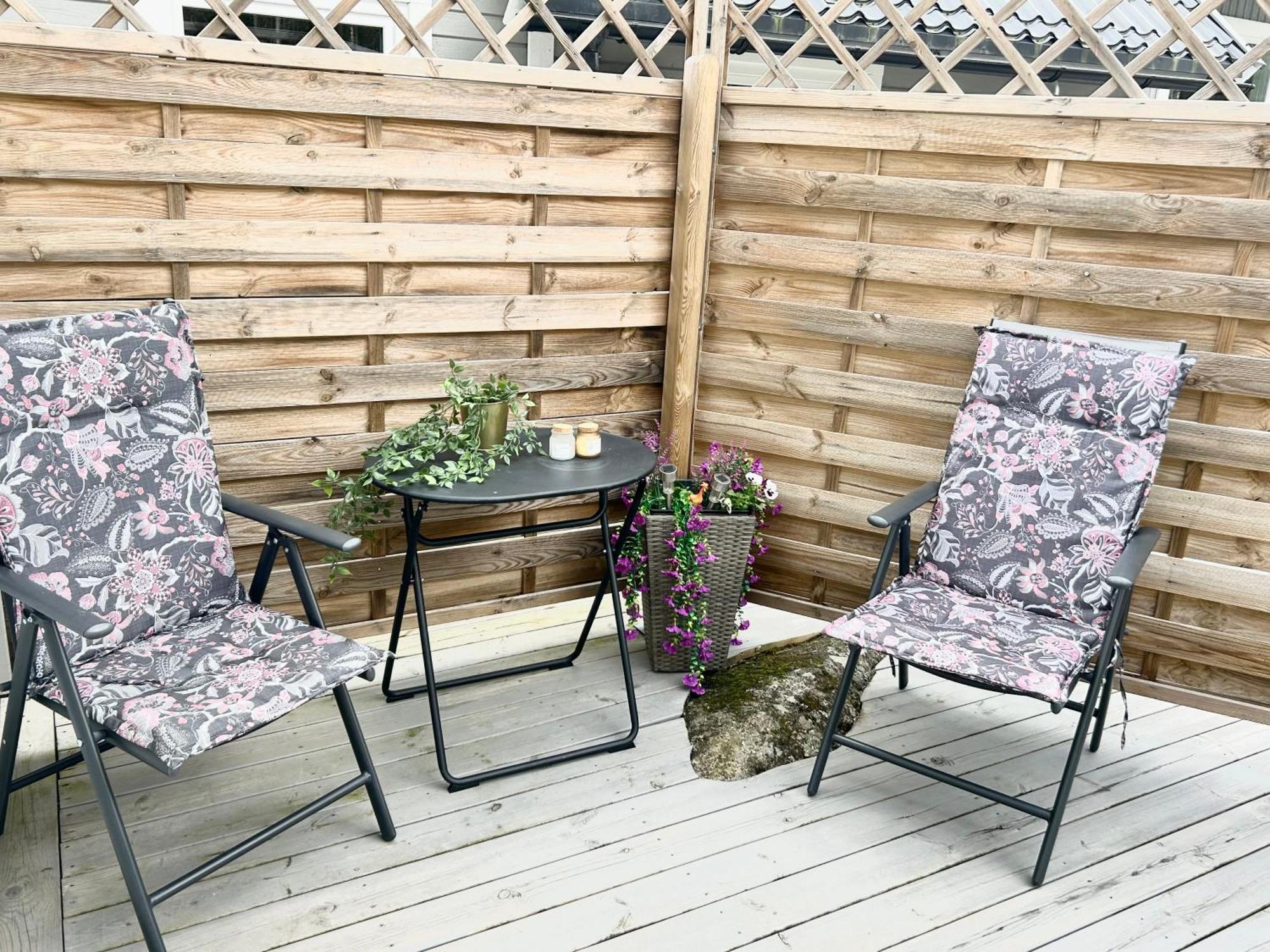Lilla Huset Bed & Breakfast - Countryside Guesthouse, Free Parking Эребру Экстерьер фото